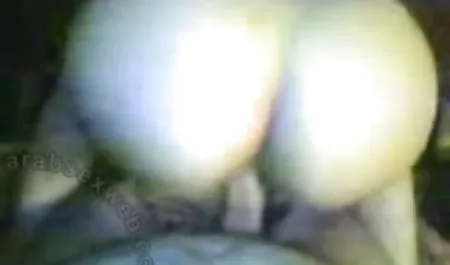 دوست دختر فيلم نيمه سكسي جوانی در اتاق خواب شورت خود را درآورد و به خودش فریبی داد