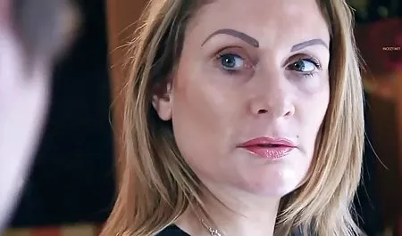 پاهای زن آماتور در خارج از منزل یک بلوند فیلم سینمایی نیمه پورن زیبا را لعنتی می کند