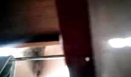 سبزه برنزه شده با قفسه سینه الاستیک روی چمن ، روی خروس پسر می فیلمنیمهسکسی پرید
