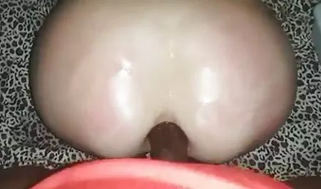 سبزه باریک فیلمهای سینمایی نیمه سکسی روی یک تخت صورتی ، یک دست شکاف تراشیده را با دستان خود نوازش می دهد