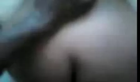 معشوق سبزه را می فیلم نیمه سکسی سینمایی آورد و در یک غار مرطوب خیس می شود