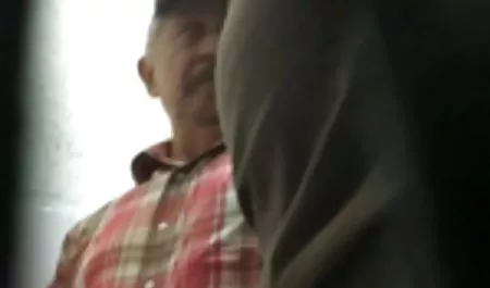 دو شوخی فیلم سینمایی نیمه پورن بلوز را در جوراب ساق بلند و سه نفری برای او گرفتار کرد