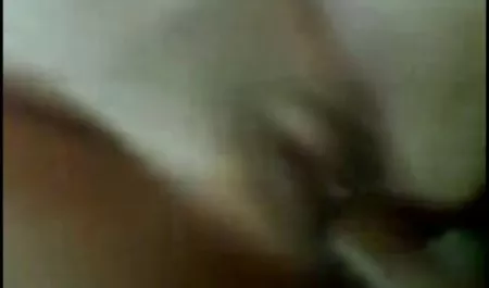 شوهر خواهر مشتاقانه نیمه پورن خواهرزاده را در سوراخ ها می کشد و صورت خود را از اسپرم پر می کند