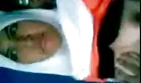 مرد قبل از خواب بدن نوازش دختر جوان را نوازش می داد و در الاغ لعنتی می فیلم سکسی نیمه کرد
